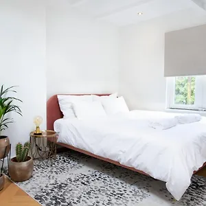 newly-renovated-2-bedroom-studio-on-perfect-location.amsterdamhotelsnl.com/
