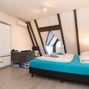 redlight-district-smokers-friendly-private-studio.amsterdamhotelsnl.com/